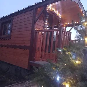 lencatada-roulotte.midi-pyreneeshotels.com/
